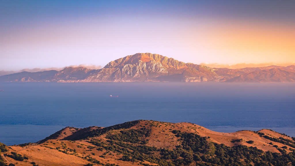 El Estrecho de Gibraltar: el lugar donde el mundo se aprieta sin hacer ruido